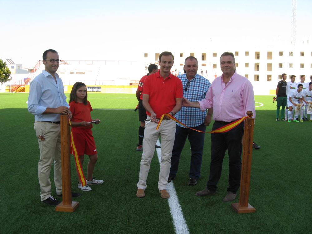 Imagen Inaugurado oficialmente el césped artificial en el primer partido de La Palma CF como local
