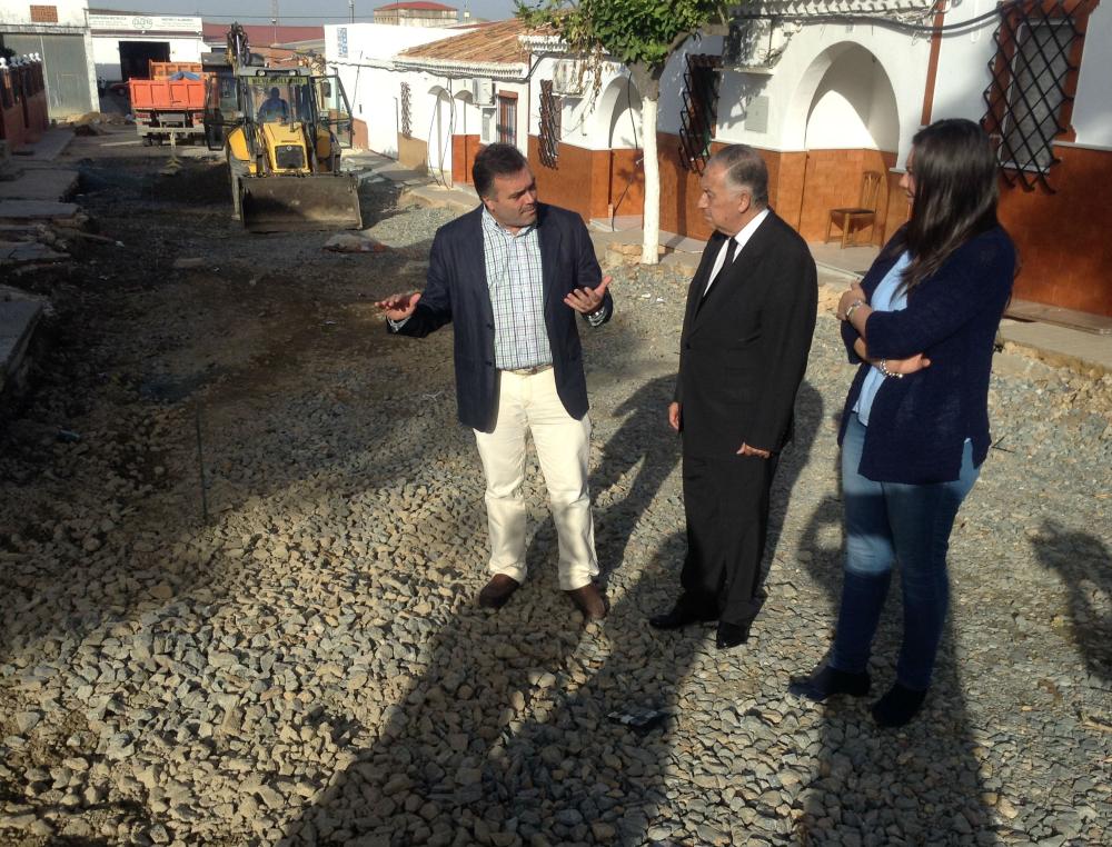 Imagen El Subdelegado del Gobierno, Enrique Pérez, y el alcalde, Manuel García visitan las obras del PROFEA