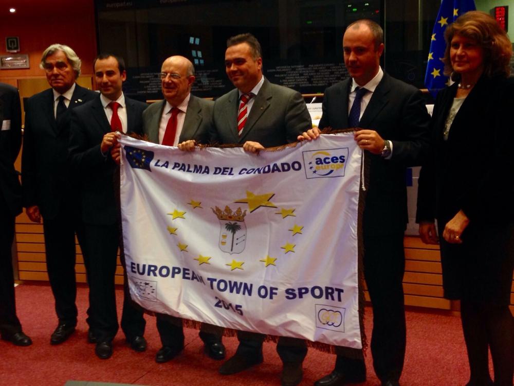 Imagen La Palma recibe en Bruselas la bandera que la acredita como Villa Europea del Deporte 2015