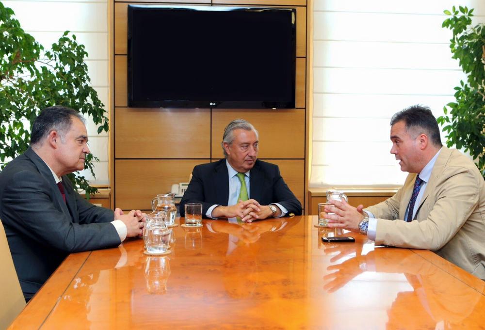 Imagen El alcalde se reúne en Madrid con el Secretario de Estado de Infraestructura, Julio Gómez.