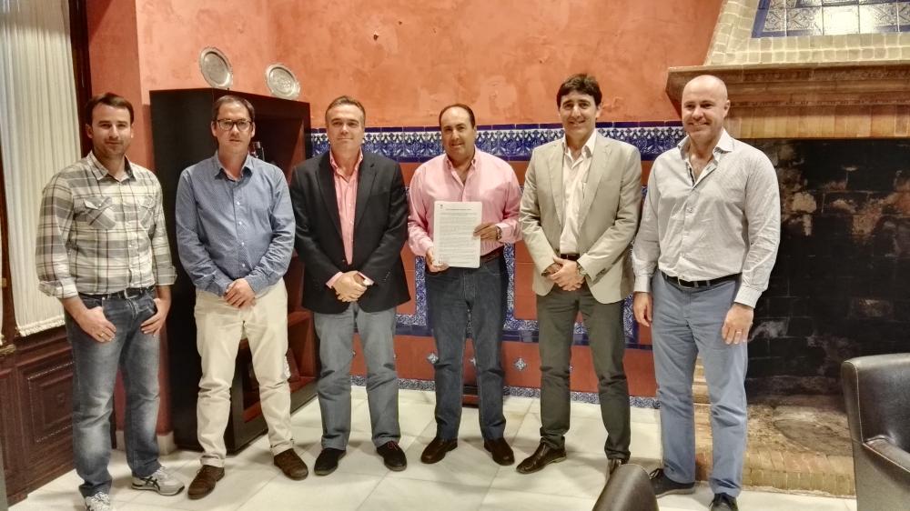 Imagen El Ayuntamiento entrega a La Palma C.F. el manifiesto de apoyo a la candidatura del club a la Medalla al Mérito Deportivo