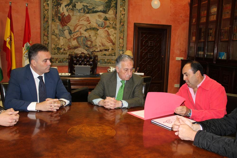 Imagen El subdelegado del Gobierno, Enrique Pérez, dará su apoyo para que La Palma C.F. consiga la Medalla al Mérito Deportivo