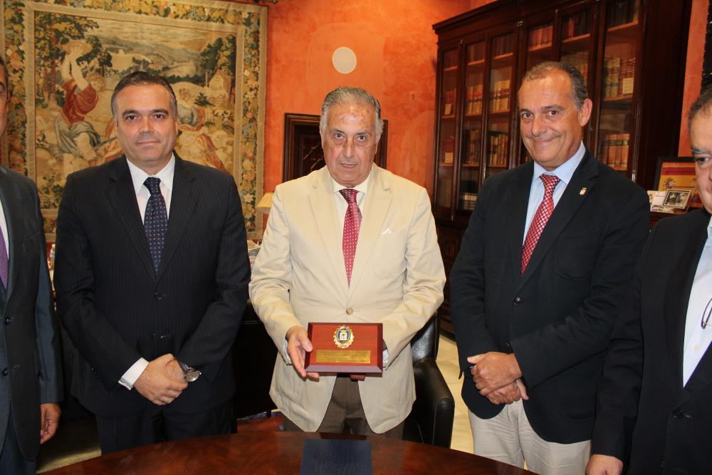 Imagen El Ayuntamiento rinde homenaje al subdelegado del gobierno, Enrique Pérez, ante su pronta jubilación