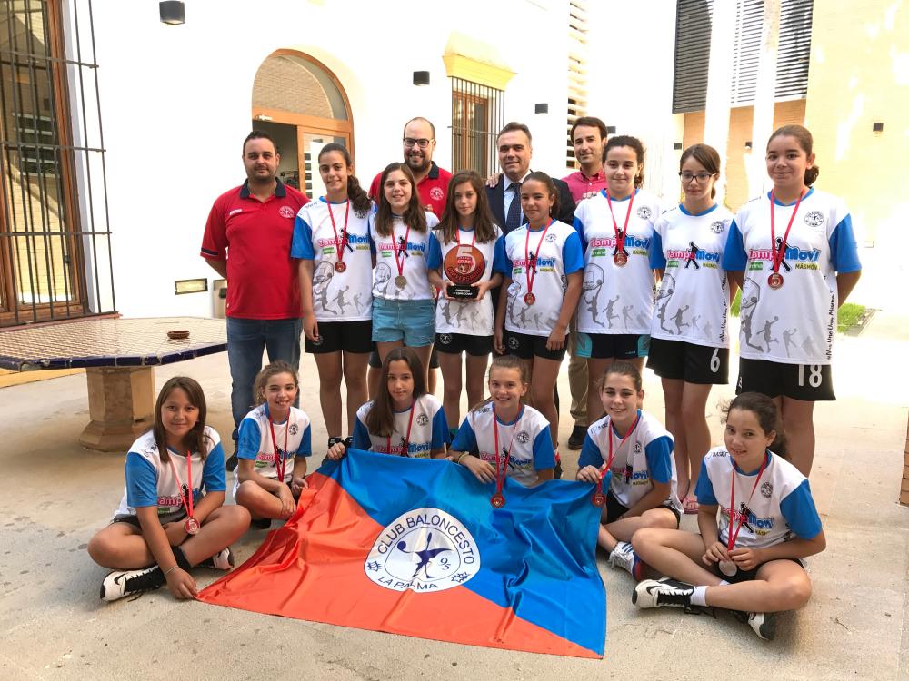 Imagen El alcalde recibe al equipo mini femenino del CB La Palma 95 tras proclamarse campeonas de la Copa Covap de Andalucía