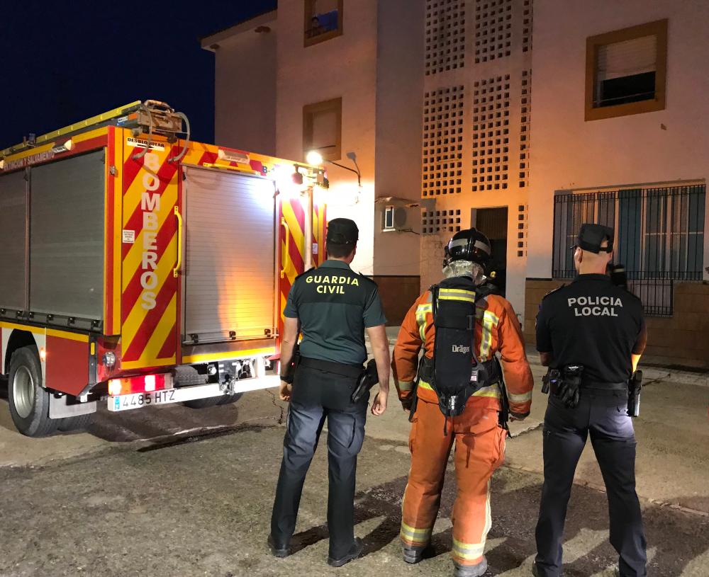 Imagen Guardia Civil, Policía Local y Bomberos rescatan a cuatro personas de un incendio