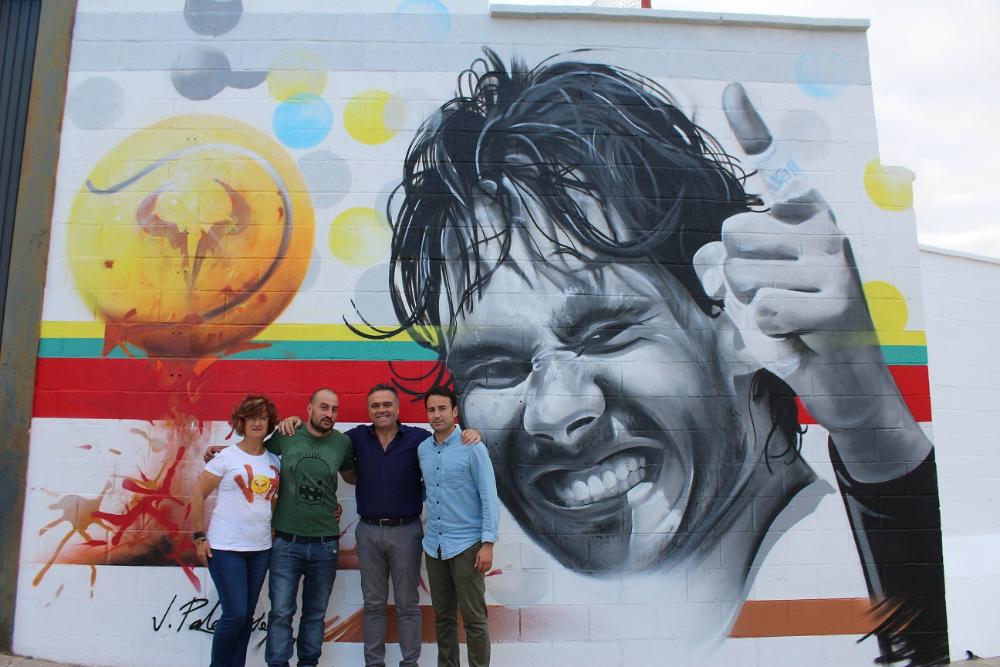 Imagen Homenaje a las modalidades deportivas con el serigrafiado de un muro por parte del artista Jacobo Palos.