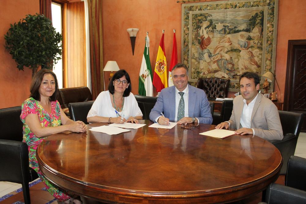 Imagen La Universidad de Huelva y el consistorio palmerino firman un convenio para que La Palma sea sede de la Cátedra del Vino.