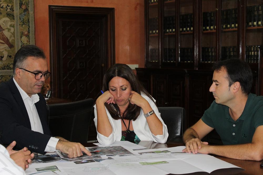 Imagen El alcalde, Manuel García Félix, y la delegada de Educación y Deporte, Estela Villalba, reunidos para avanzar en varios proyectos.