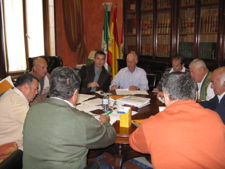 Image Los jubilados y pensionistas adjudicatarios de los Huertos de Ocio del Ayuntamiento firman los contratos de explotación