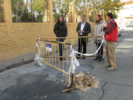 Image El alcalde, Manuel García, visita la calle Nogal que presenta problemas de hundimientos