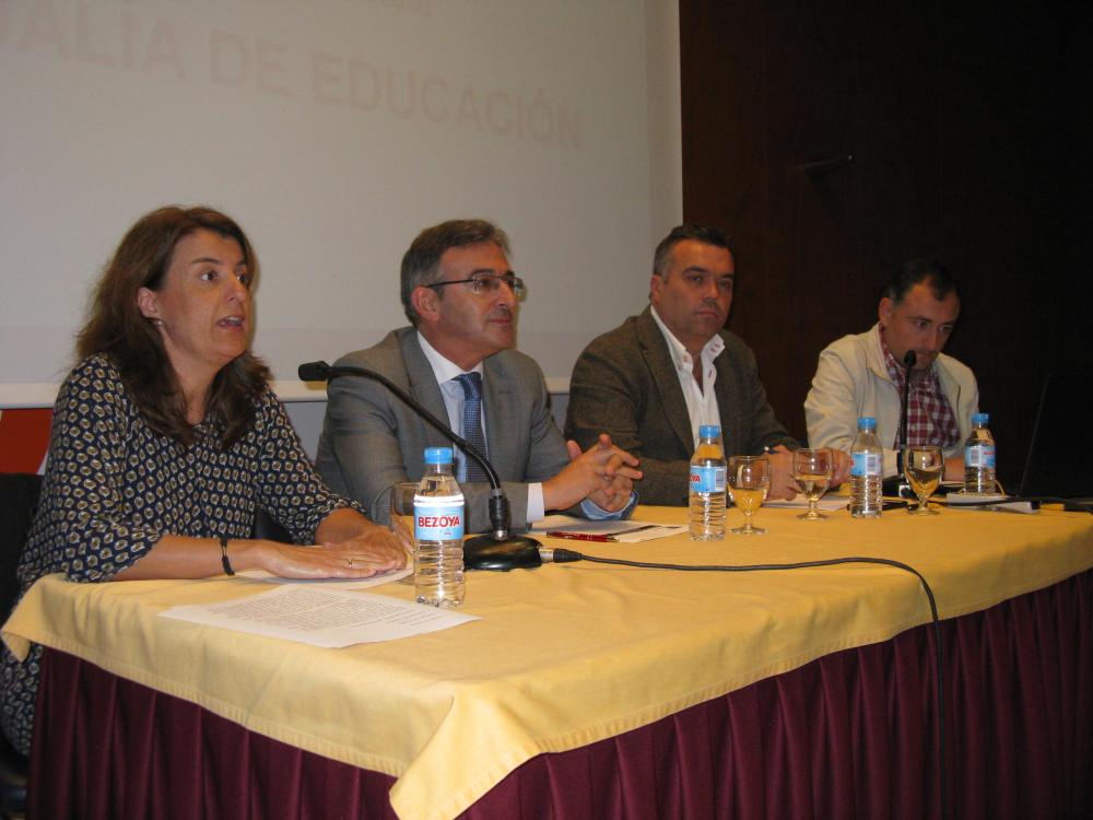 Imagen El rector de la Universidad de Huelva, Francisco Ruíz, y el alcalde de La Palma, Manuel García, inauguran el nuevo curso del Aula de la Experiencia.