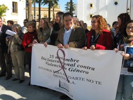 Image Decenas de personas asisten en la plaza de España a la lectura del Primer Manifiesto Contra la Violencia de Género