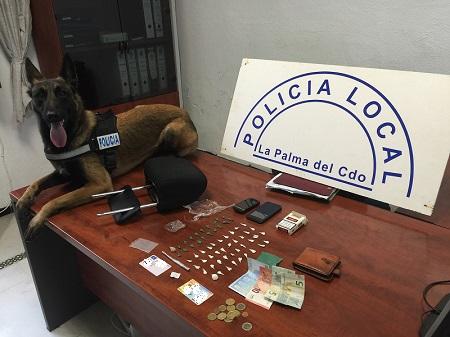 Imagen La unidad canina de la policía local de La Palma ha detenido a un hombre que ocultaba en su vehículo 60 dosis de drogas dispuestas para...