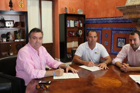 Imagen El Ayuntamiento firma convenio con la escuela de tenis y de pádel