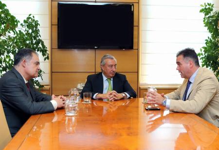 Image El alcalde se reúne en Madrid con el Secretario de Estado de Infraestructura, Julio Gómez.