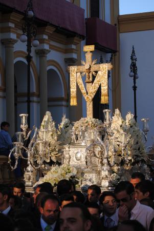 Image La coronación de la reina de las fiestas marca el inicio de las fiestas de la Santa Cruz de la Calle Cabo.