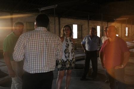 Image El alcalde, Manuel García, y la concejala de Agricultura, Rosalía Montero, visitan la Cooperativa del Vino