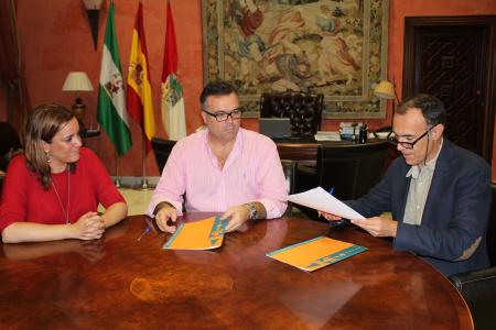 Imagen El Ayuntamiento y DAMAS firman un acuerdo para abaratar el precio del autobús a los estudiantes con destino Huelva o Sevilla.