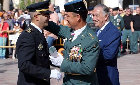 Imagen El jefe de la Policía Local, José Manuel Benjumea, recibe una mención honorífica de la Guardia Civil de Huelva
