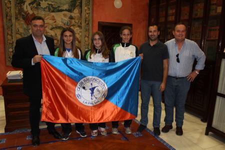 Image El alcalde recibe a las jugadoras palmerinas ganadoras, con la selección de baloncesto femenina de Huelva, del Campeonato Andaluz