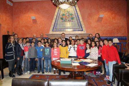 Imagen El Colegio Manuel Siurot visita el Ayuntamiento conmemorando así el Día de la Constitución