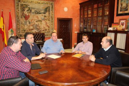 Image El Ayuntamiento y el Club Baloncesto La Palma 95 firman convenio de colaboración.
