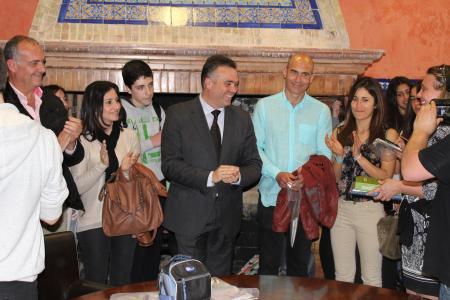Imagen El alcalde, Manuel García Félix, recibe a estudiantes franceses que están visitando el IES La Palma.