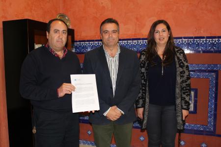 Image El alcalde entrega al presidente de La Palma C.F. la declaración de la Diputación de apoyo para que opte a la Medalla al Mérito Deportivo.