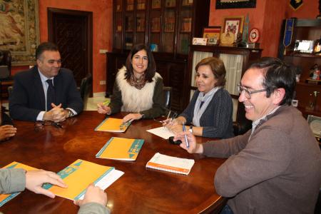 Image El Ayuntamiento firma un convenio de colaboración con los colegios públicos y con el centro de adultos.