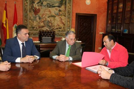 Image El subdelegado del Gobierno, Enrique Pérez, dará su apoyo para que La Palma C.F. consiga la Medalla al Mérito Deportivo