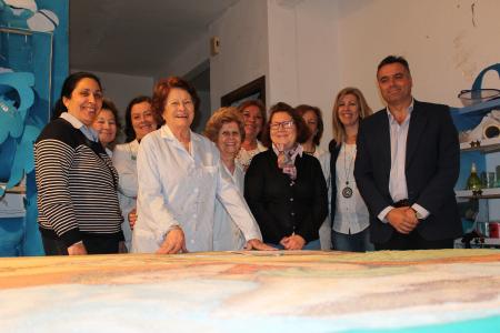 Image El alcalde visita la alfombra de sal que está realizando la Asociación de Belenistas para la festividad del Corpus.