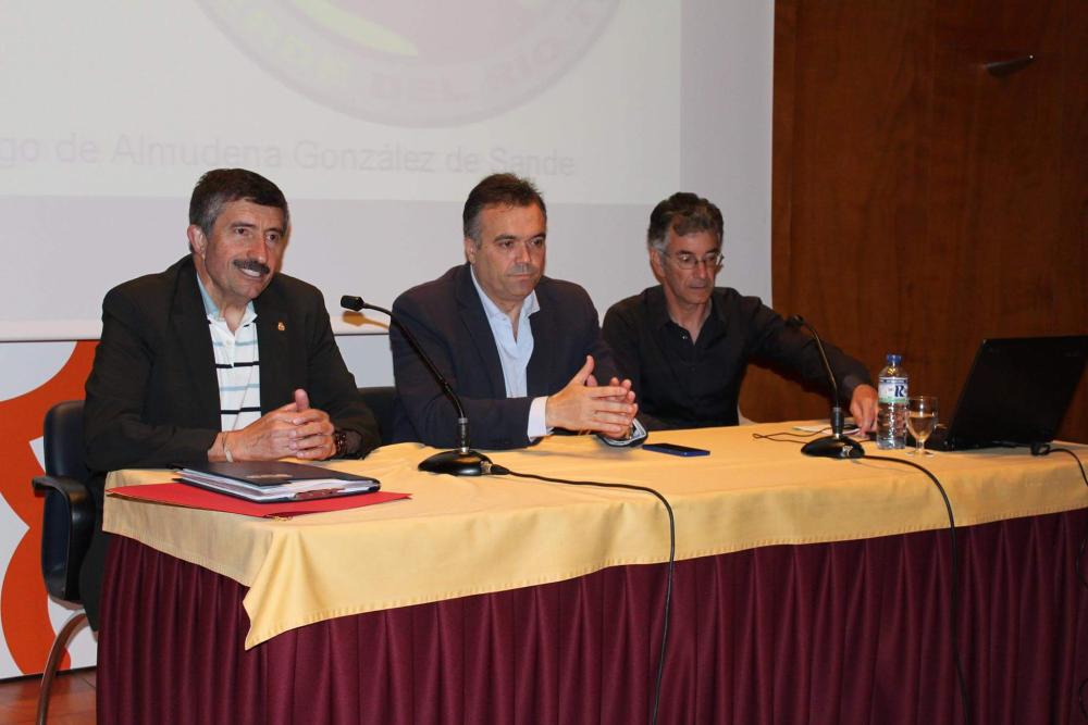Imagen José Luís Gómez pronuncia una conferencia sobre el ferrocarril del río Tinto