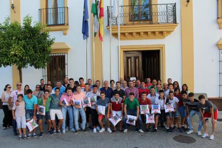 Image El alcalde recibe a los equipos juveniles del Siempre Alegres para felicitarles por los ascensos de categorías.