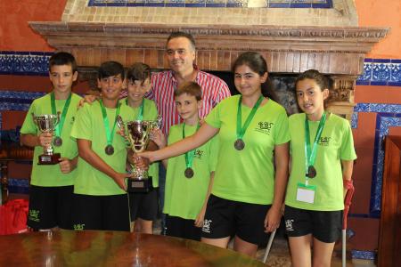 Imagen El alcalde recibe al colegio Manuel Siurot tras ganar la II Olimpiada Escolar