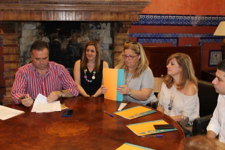 Imagen Empresas firman convenio con el Ayuntamiento para acogerse al programa de prácticas para jóvenes estudiantes.