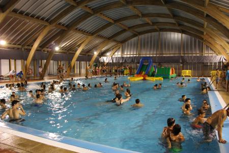 Imagen La fiesta del agua de la concejalía de Juventud llenó la piscina municipal