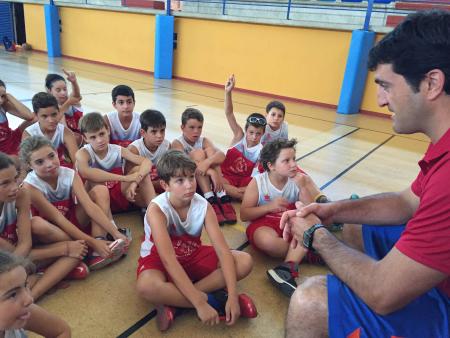 Imagen Los jugadores de la ACB, Jesús Chagoyen y Fran Cárdenas visitan el campus de baloncesto iniciado esta semana