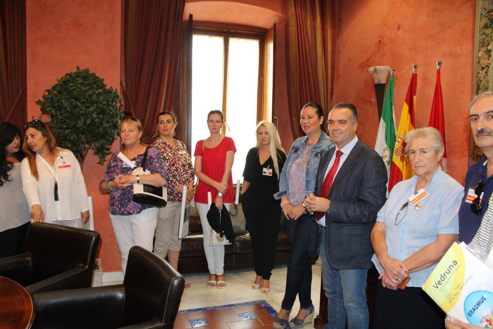 Imagen El alcalde, Manuel García Félix, da la bienvenida a los socios europeos del Erasmus plus que está desarrollando el colegio de las Carmelitas