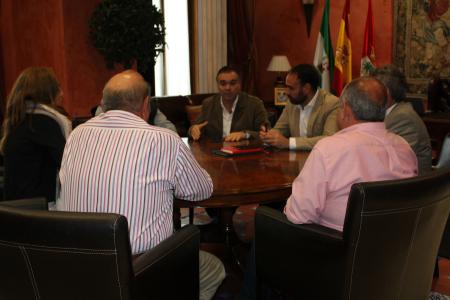 Imagen El alcalde, Manuel García Félix, recibe al delegado de Agricultura, Pedro Pascual