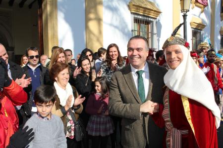 Image El alcalde, Manuel García Félix, entrega las llaves de la ciudad al Heraldo de los Reyes Magos