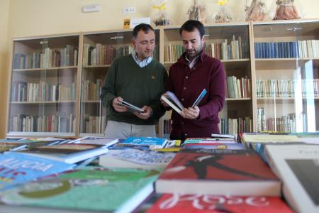Image La Biblioteca Municipal Manuel Siurot recibe 300 libros fruto del Premio María Moliner.