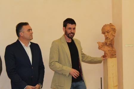 Image La biblioteca municipal estrena una escultura dedicada a Don Quijote