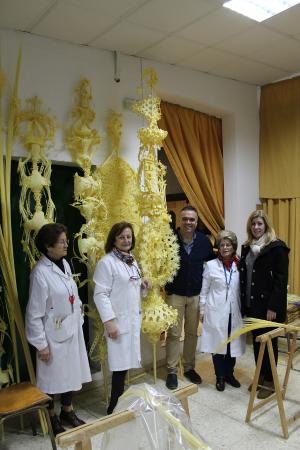 Image Los belenistas derrochan arte con la elaboración de palmas blancas trenzadas para el Domingo de Ramos.