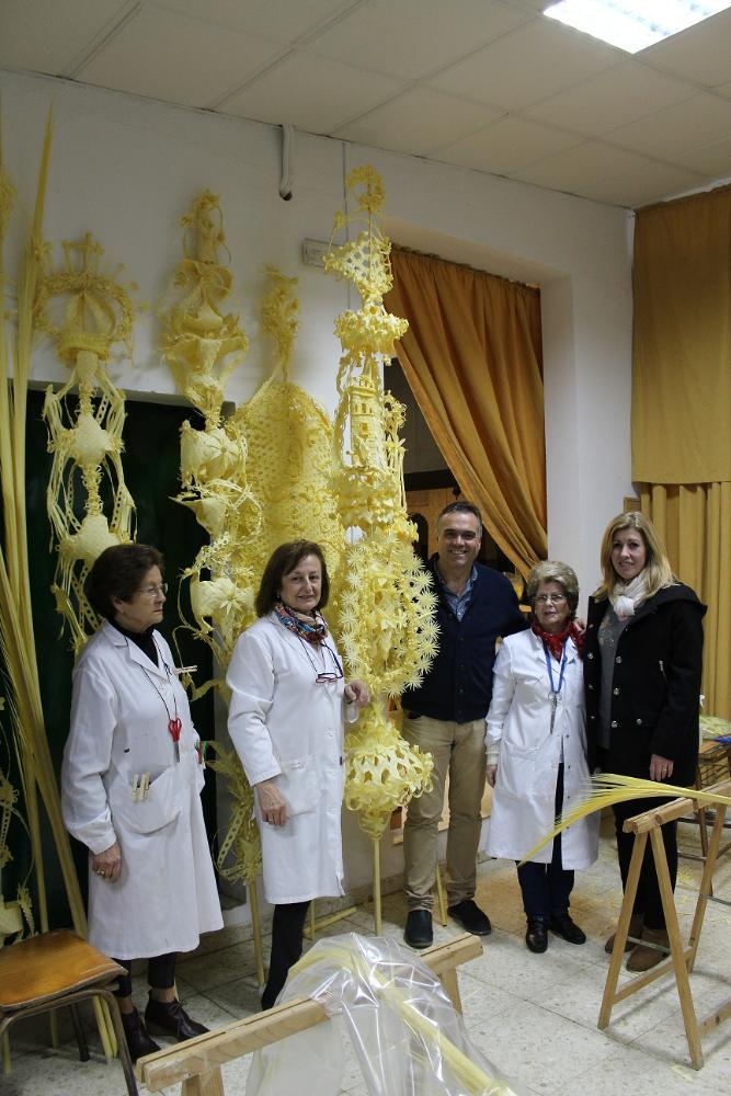 Imagen Los belenistas derrochan arte con la elaboración de palmas blancas trenzadas para el Domingo de Ramos.