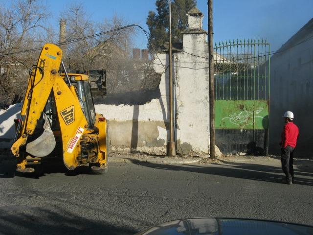 Imagen El Ayuntamiento derriba el muro exterior de Bodegas Salas por su estado de deterioro y evidente peligro de derrumbe