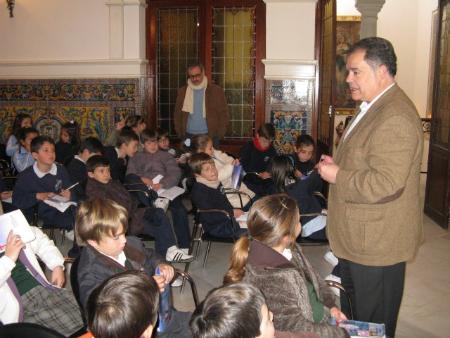 Image El alcalde recibe a alumnos de las Carmelitas y les explica el funcionamiento del Ayuntamiento