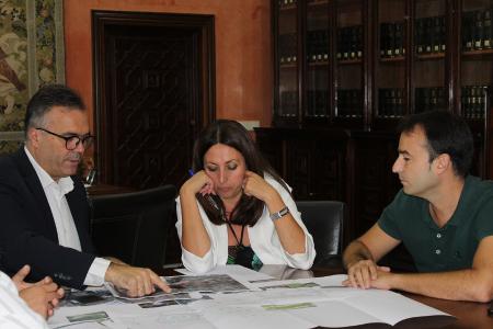 Image El alcalde, Manuel García Félix, y la delegada de Educación y Deporte, Estela Villalba, reunidos para avanzar en varios proyectos.