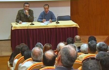 Image El concejal de Urbanismo explica a los propietarios de la carretera de Hinojos las consecuencias del decreto de la Junta sobre...