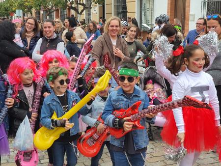 Image El carnaval infantil llena de alegría y color las calles de La Palma