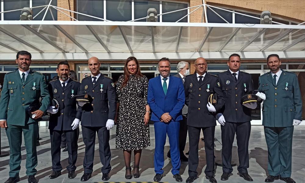 Imagen Cuatro agentes de la Policía Local y dos Guardias Civiles de La Palma del Condado reciben la Medalla al Mérito Policial de la Junta de Andalucía.